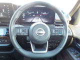 ステアリングスイッチ付きです。左側はオーディオ等のスイッチ。右側スイッチはプロパイロット高速道路走行時にアクセル・ブレーキ・ステアリングを制御する事で、渋滞時のイライラやドライブのストレス軽減