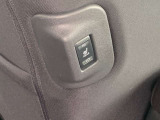 助手席には後部座席用のシートヒータースイッチがあります。