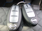 インテリジェントキーです!リモコン操作でももちろん、キーを持っているだけでリクエストスイッチを押すだけでドアのロック・アンロックができるので、とっても便利です(^^)