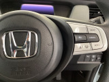 ハンドルにHondaセンシング系のクルーズコントロールやレーンキープアシストなどの操作スイッチが装備されています。ハンドルから手を離さず安全に操作できます。