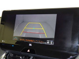 後方の見える安心をお届けするバックガイドモニター付:バックするときのアシストラインもあって楽々バック!車庫入れや縦列駐車をサポートし、苦手な駐車も安心です!今やもう手放せない装備ですネ♪