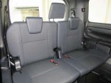 3人掛けのリアシート。足下や頭上に余裕があるため長距離ドライブもこなせそう。