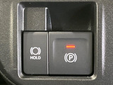 【電動パーキングブレーキ】パーキングブレーキは便利な電動式!ボタン一つで操作でき、アクセルを踏めば自動で解除されます♪レバーやペダルが無いので運転席廻りもすっきりしますね♪
