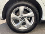 18インチ純正アルミホイール装備 全車両に標準装備の純正アルミホイールは、純正ならではのバランスの良いデザインと、走行安定性をお楽しみ頂けます。
