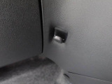 助手席側荷物フック。コンビニなどの買い物袋をサッとかけられて便利。