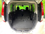普段のお買い物や通勤、送迎等に十分な荷室スペースを確保しております。セカンドシートを倒すと、大きな荷物の積載も可能です♪