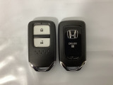スマートキーを装備しています。鍵を差し込むことなくドアロックの開け閉めと、スタートボタン操作でのエンジンスタートができます。スペアキーも同じものを用意しております。