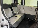 2列目シートも足元はゆったりしており快適にお座り頂けます!チャイルドシートの取り付けにも対応しており、後部座席にお乗りの方も楽しく広々と使用できます!!