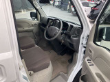 運転席からの視界もよくどなたがお乗りになられても運転しやすい車両になっていますよ。