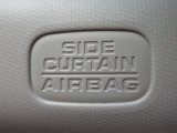 サイドカーテンエアバックシステムは、側面衝突時に大人から子供までさまざまな体格の乗員の頭部や頚部を広範囲で保護。特にセンターピラーへの頭部衝突を防ぐ展開性能を実現しています。