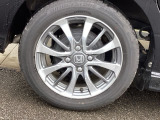 純正アルミホイールです。足元が引き立つので、車全体のイメージがアップしますよ!