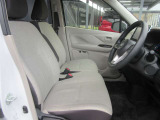 【運転席シート】開口部が広いので乗り降りしやすいです♪