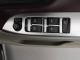 パワーウィンドゥ 運転席ドアスイッチ照明付です。電動格納ミラーも手元でワンモーションで可能です。