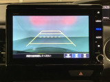 バックでの車庫入れも安心です! リアカメラが付いているバックモニター付のナビを装備しております。操作線もついており距離感も画面から確認できます。