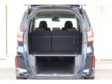 ワイドな開口幅と低床設計により大開口テールゲートを実現。荷物が積み込みやすく多彩なシートアレンジ、豊富な収納等、便利で使いやすい機能や工夫が詰まった室内空間。日常使いから週末までを幅広くカバーします。