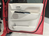 全席パワーウィンドウ付です。ドアの内側にも収納スペースやドリンクスペースがあってとっても便利。