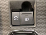 HOLD機能付きの電動パーキングブレーキ。HOLD機能を使用すると、信号待ちなどでフットブレーキから足を放しても、車は動かずそのまま停車してくれます。ドライブなど足が疲れた時には便利な機能です。