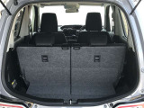 【広々トランクルーム】車体に対してスペースは広めに作ってあります。また、背もたれを倒すとより多くの荷物を乗せることができます。
