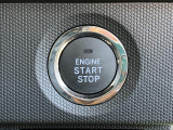 キーフリーシステムなので、エンジンスタートはブレーキペダルを踏みながらボタンを押します。鍵が運転席周りにあることが条件で、鍵をさしたり抜いたりする必要がありません。