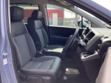 フロントは運転席と助手席が別々の広々としたセパレートシートです、運転席は、高さを調整できるハイトアジャスター付きです。