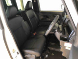 運転席の座面高さを調整できるシートリフターが付いています。フロントシートはベンチシートを採用で、座面も広く使い勝手もいいですよ♪