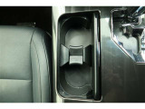 【カップホルダー】缶ジュースやペットボトルなどを置いたり、ちょっとした小物入れにもなります。