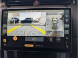 【360&deg;サラウンドカメラ】全周囲のカメラを繋ぎ合わせ上からのアングルを画面上に映し出します。見やすい為バックも安全に運転できます。