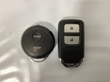 スマートキーを装備しています。鍵を差し込むことなくドアロックの開け閉めと、スタートボタン操作でのエンジンスタートができます。加えて、純正リモコンエンジンスターター用の操作キーもついています。