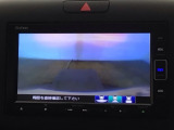 【バックカメラ】運転が苦手な方も車庫入れラクラクです!ギアをリバースに入れれば自動的に切り換わりますので、面倒な操作は不要です♪狭い駐車場もお車を傷つけず安心ですね!