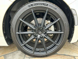 ボディースタイルにマッチした純正アルミホイールです!