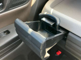助手席には引き出し式のドリンクホルダーを装備しています。使わないときは収納しておくことで乗り降りの邪魔にもなりません。