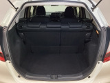 ラゲッジも広く使いやすいトランクは、開口部も広く荷物の積み下ろしもしやすいお車となっております。リアシートの背もたれは6:4の割合で分割して可倒できるので、長いお荷物などを載せることもできます。