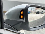 レーンチェンジアシストシステム。後方死角ゾーンの車両を検知することで、ミラー内側のインジケーターが点灯、安全な車線変更をサポート。