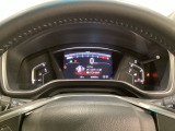 真ん中にスピードメーターを配した、見やすい3眼メーターになっています。中央のインフォメーション画面でオドメーターや燃費などの情報を確認できます。