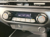 【オートエアコン】一度お好みの温度に設定すれば、車内の温度を検知し風量や温度を自動で調整。暑い&hellip;寒い&hellip;と何度もスイッチ操作をする必要はありません。快適な車内空間には必須の機能ですね♪