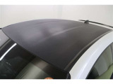 繊細な凸凹を施したカーボン調ルーフパネルがプレミアム感を出しています。チューニング感あふれる見た目の良さはもちろん、軽量化により曲がる、止まるといった車の基本性能を向上させてくれます。