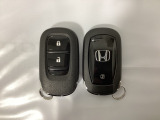 スマートキーを装備しています。鍵を差し込むことなくドアロックの開け閉めと、スタートボタン操作でのエンジンスタートができます。スペアキーも同じものを用意しております。