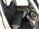 運転席の座面高さを調整できるシートリフターが付いています。フロントシートはベンチシートを採用で、座面も広く使い勝手もいいですよ♪
