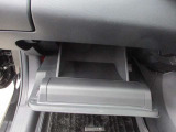 車検証ブックや小物などが収納できるスペースがあります。
