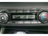 オートエアコンを装備。好きな温度で設定をすれば、自動で車内を快適な温度にできます。