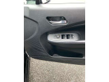全席パワーウィンドウとなっています。運転席はオートになっているのでワンタッチ開閉することが出来ます。