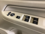 ハンドルの右側に電動格納付きパワーミラーの操作スイッチがついています。左右のサイドミラーの角度調節も微調整ができて便利です。パワーウインドウは運転席でドア4枚とも上下の操作ができるようになっています。