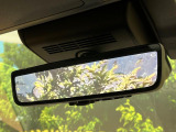 【デジタルインナーミラー】後席の大きな荷物や同乗者で後方が確認しづらい時でも安心!カメラが撮影した車両後方の映像をルームミラー内に表示。クリアな視界で状況の確認が可能です!