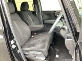フロントシートはベンチシートです。ベンチシ―トは運転席と助手席の移動もスムーズ!狭い駐車場での乗り降りに便利です。シートの間にコンソールボックスやドリンクホルダーがないため、車内空間も広く感じます