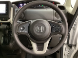 ハンドルにHondaセンシング系のクルーズコントロールやレーンキープアシストなどのスイッチと、オーディオの操作スイッチが装備されています。ハンドルから手を離さず安全に操作できます。