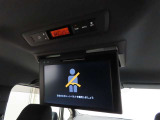 後席モニター装備:セカンドシート・サードシートにご乗車の方は、ドライブ中も天井部についているモニターでTV等をお楽しみ下さい♪♪使用しない時は、画面を天井部分に格納できます!