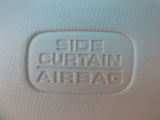 サイドカーテンエアバックシステムは、側面衝突時に大人から子供までさまざまな体格の乗員の頭部や頚部を広範囲で保護。特にセンターピラーへの頭部衝突を防ぐ展開性能を実現しています。