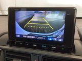 リバースギアに入れるだけで後方の表示へ切り替わります。夜間や雨の日の駐車も楽になりますよ。