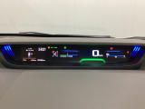 中央にデジタル表示のスピードメーターを配したハイブリット専用メーターになっています。左側のインフォメーション画面で燃費などの情報を確認できます。