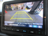 安心して車庫入れができる、リバース連動リアカメラが装着されております。狭い駐車場はもちろん、雨の日や夜間でもストレスなく運転して頂けます。